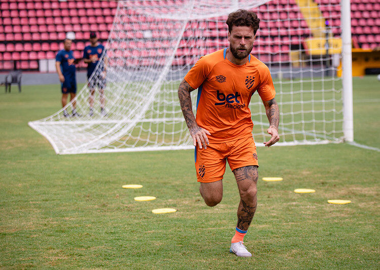 Lucas Lima tenta carregar o Sport para primeira vitória na Série A. Foto: Paulo Paiva/Sport Recife