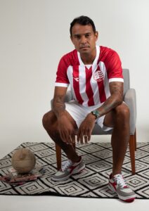 Atacante Vinicius com a nova camisa do Náutico. Foto: Gabriel França/CNC