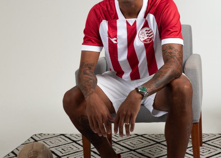 Atacante Vinicius com a nova camisa do Náutico. Foto: Gabriel França/CNC