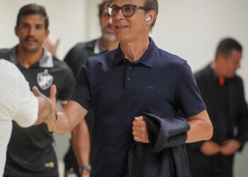 Após derrota para o Caxias, Retrô comunica demissão de Milton Mendes