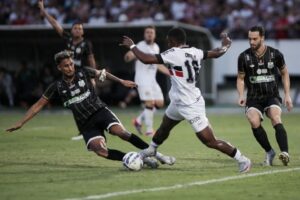 Santa Cruz encara o Central no Arruda. Foto: Evelyn Victoria