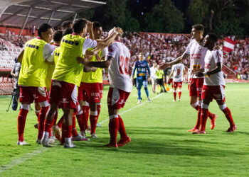 Nos Aflitos, Náutico supera o Maringá e cola no G-8 da Série C