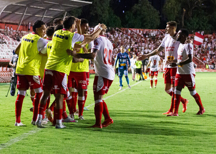 Nos Aflitos, Náutico supera o Maringá e cola no G-8 da Série C