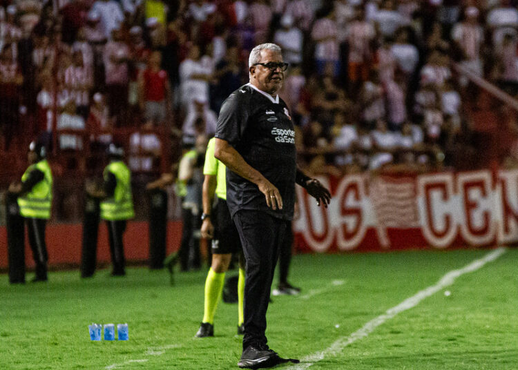 Hélio dos Anjos vibra com vitória do Náutico e faz críticas ao gramado e bastidores políticos