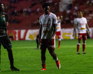 Bruno Mezenga vai para mais uma partida como titular no ataque Alvirrubro. Foto: Gabriel França/CNC