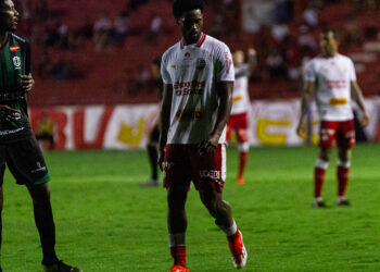 Bruno Mezenga vai para mais uma partida como titular no ataque Alvirrubro. Foto: Gabriel França/Náutico