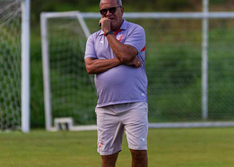 Após vitória sobre o Tombense e entrada do Náutico no G-8, Hélio dos Anjos prega cautela: “Não ganhamos nada”