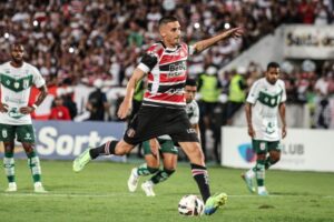 Thiago Galhardo abre o placar para o Santa Cruz contra o Sousa. Foto: Evelyn Victoria\Ascom Santa Cruz-PE