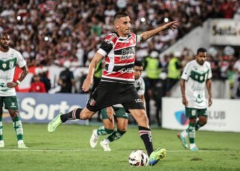 Thiago Galhardo abre o placar para o Santa Cruz contra o Sousa. Foto: Evelyn Victoria\Ascom Santa Cruz-PE