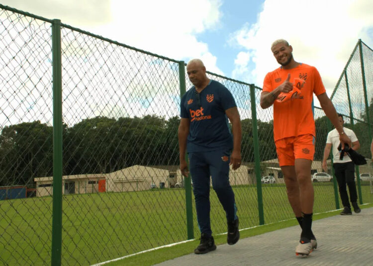 Joelinton treina no CT do Sport durante as férias e reforça laço com o clube