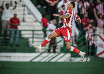 Lucas Cardoso celebra primeiro gol pelo Náutico e bom início com a camisa alvirrubra