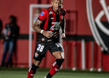 Sport fica próximo da contratação do atacante Léo Pereira, que estava no Vitória