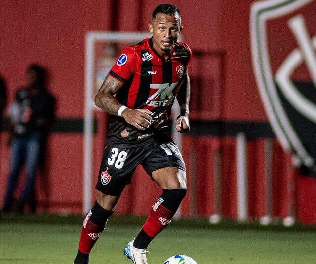 Sport fica próximo da contratação do atacante Léo Pereira, que estava no Vitória