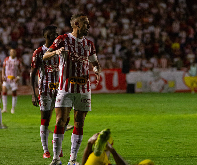 Paulo Sérgio foi expulso contra o Brusque na quarta rodada. Foto: Gabriel França/Náutico