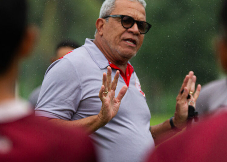 Náutico: Hélio dos Anjos indica mudança na zaga e prevê jogo difícil contra o Floresta