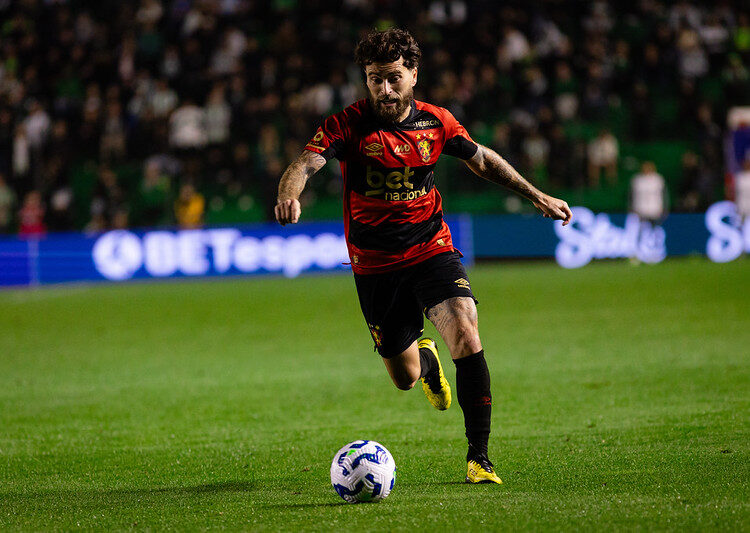 Lucas Lima tenta mudar o panorama para o Sport conseguir a primeira vitória no Brasileirão. Foto: Paulo Paiva/Sport