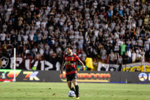 Lucas Lima tenta fazer o ataque do Sport funcionar para buscar o primeiro triunfo no Brasileirão. Foto: Paulo Paiva/Sport