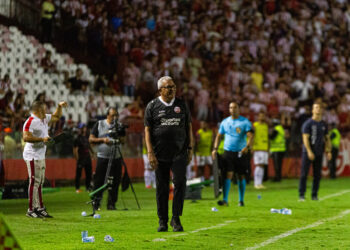 Hélio dos Anjos elogia desempenho do Náutico e projeta manter formação ofensiva