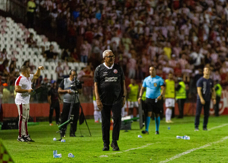 Hélio dos Anjos elogia desempenho do Náutico e projeta manter formação ofensiva