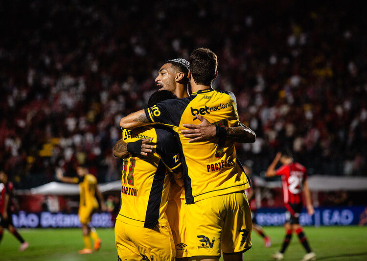 Com gol no apagar das luzes, Sport busca empate contra o Vitória fora de casa pela Série A