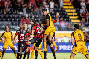 Sport contesta arbitragem por lances polemicos contra o Vitória. Foto: Paulo Paiva/Sport