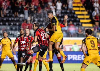 Sport contesta arbitragem por lances polemicos contra o Vitória. Foto: Paulo Paiva/Sport