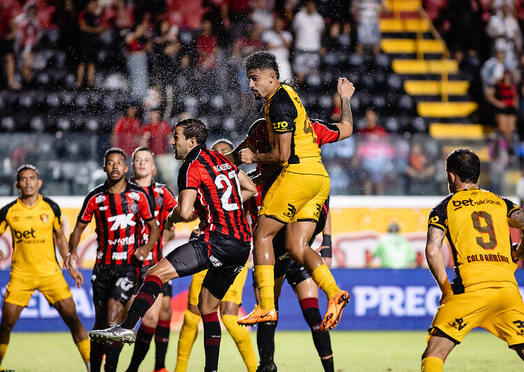 Sport contesta arbitragem por lances polemicos contra o Vitória. Foto: Paulo Paiva/Sport
