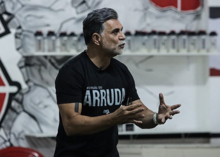 Ricardo Rocha fala com elenco Tricolor no Arruda. Foto: Evelyn Victória/ Santa Cruz