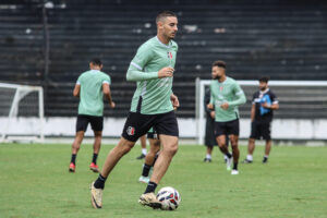 Thiago Galhardo é a grande esperança de gols do Santa Cruz contrao o Santa Cruz-RN. Foto: Evelyn Victoria
