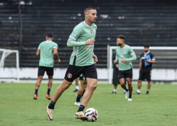 Thiago Galhardo é a grande esperança de gols do Santa Cruz contrao o Santa Cruz-RN. Foto: Evelyn Victoria