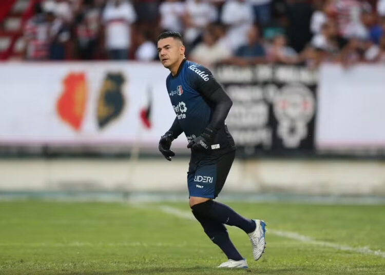 Felipe Alves foi o grande nome do Santa Cruz no empate contra o América-RN. Foto: Marlos Costa / AGIF