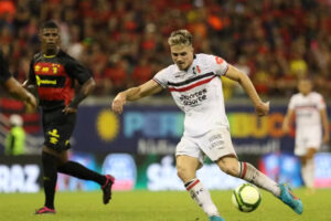 Matheus Melo encaminha saida do Santa Cruz. Foto: Foto: Marlon Costa/Pernambuco Press