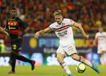 Matheus Melo encaminha saida do Santa Cruz. Foto: Foto: Marlon Costa/Pernambuco Press