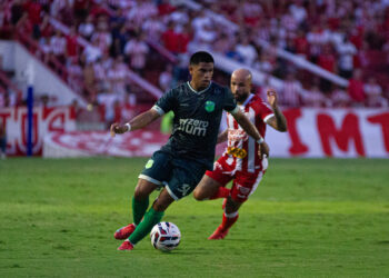 Sem criatividade, Náutico esbarra no Floresta e empata nos Aflitos