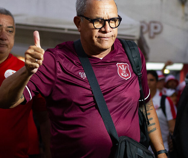 “Preparamos a equipe para fazer um jogo avassalador”, diz Hélio dos Anjos após triunfo do Náutico sobre o Retrô
