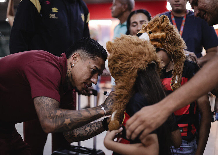 Torcida do Sport recepciona time no aeroporto após primeira vitória na Série A