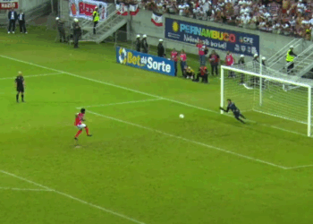 Rokenedy pega penalti decisivo e Santa Cruz passa para oitavas da Série D. Foto: Reprodução/Canal Metropoles