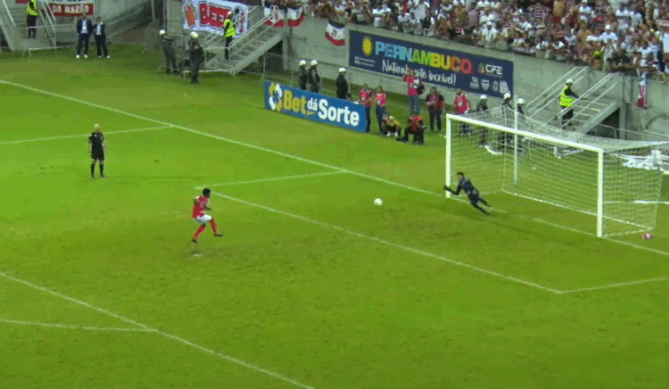 Rokenedy pega penalti decisivo e Santa Cruz passa para oitavas da Série D. Foto: Reprodução/Canal Metropoles