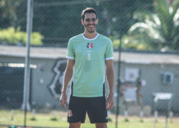 Reforço caseiro: Lucas Siqueira é reintegrado ao Santa Cruz para a sequência da Série D