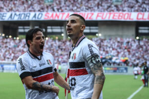 Thiago Galhardo é a principal esperança de gols do Santa Cruz contra o Altos. Foto: Evelyn Victoria