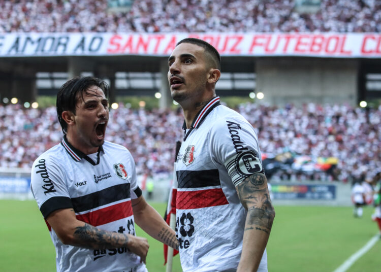 Thiago Galhardo é a principal esperança de gols do Santa Cruz contra o Altos. Foto: Evelyn Victoria