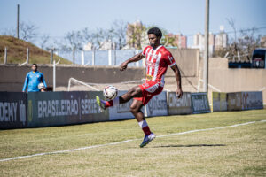 Bruno Mezenga foi o grande nome da vitória contra o Londrina. Foto: @rafael.fma
