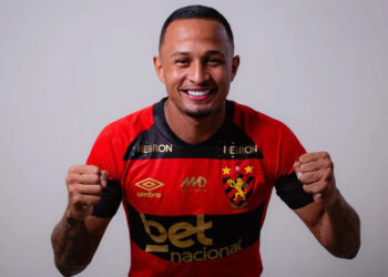 Sport confirma contratação do atacante Léo Pereira, que estava no Vitória