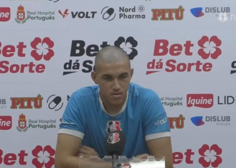 Santa Cruz: Herói da classificação, Rokenedy raspa a cabeça após promessa e garante foco no Altos