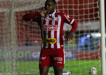 Igor Bolt, do Náutico, registra Boletim de Ocorrência por racismo contra torcedor do Brusque