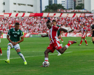 Náutico nao consegue superar a defesa do Guarani e perde em casa por 2 a 0. Foto: Gabriel França