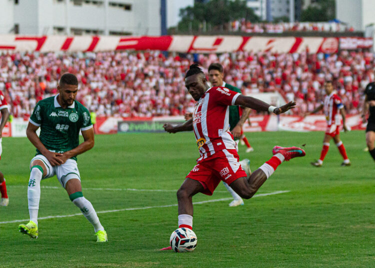 Náutico nao consegue superar a defesa do Guarani e perde em casa por 2 a 0. Foto: Gabriel França