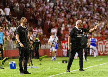 Insatisfeito com os erros, Hélio dos Anjos reforça confiança no acesso do Náutico