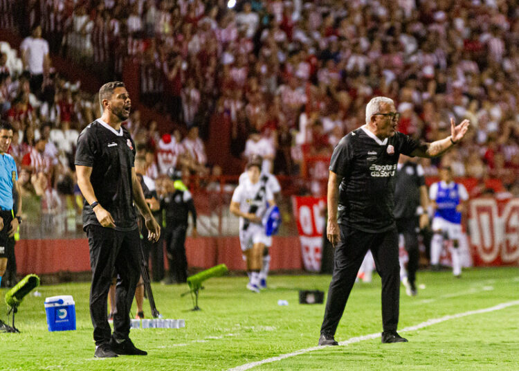 Insatisfeito com os erros, Hélio dos Anjos reforça confiança no acesso do Náutico