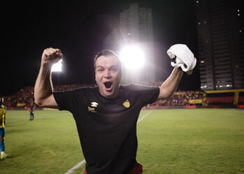 Após primeira vitória como mandante na Série A, Daniel Paulista valoriza entrega do Sport: “Esse é o DNA do clube”